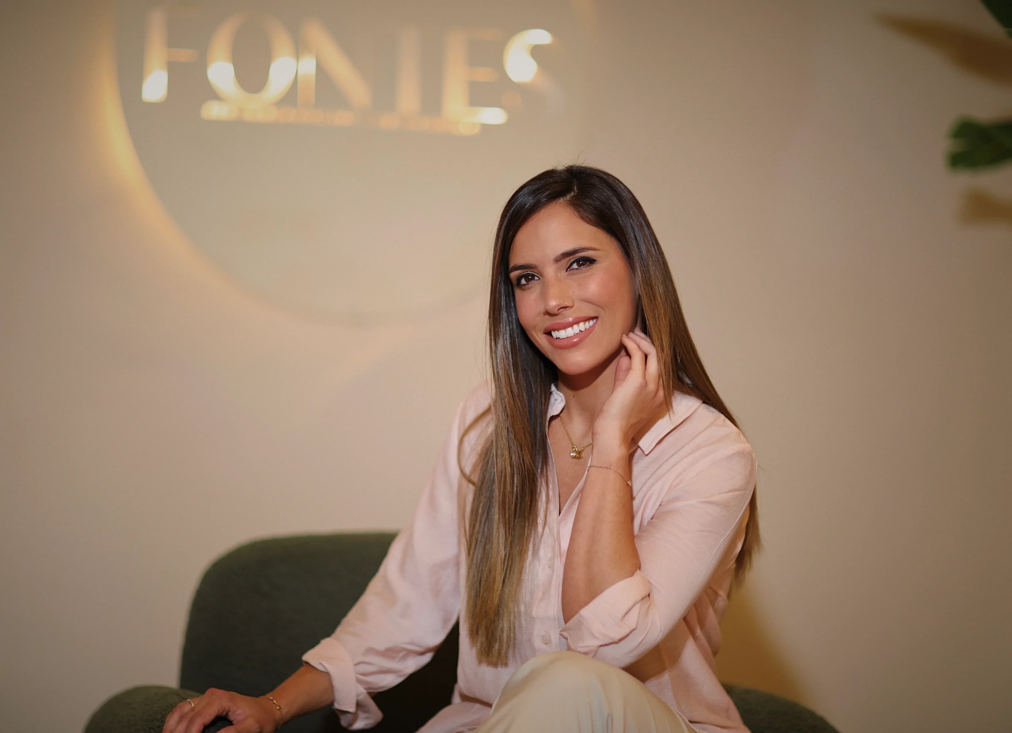 Dra. Carmen Fontes atendiendo en su clínica de Valencia
