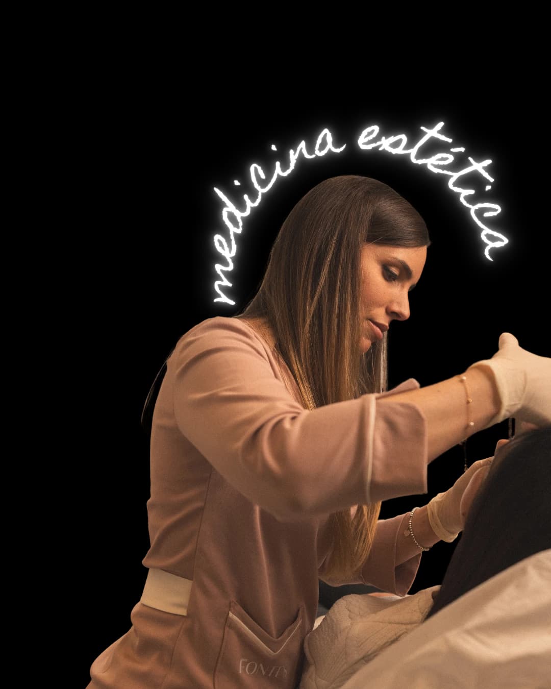 Dra. Carmen Fontes realizando un tratamiento de medicina estética facial en Valencia